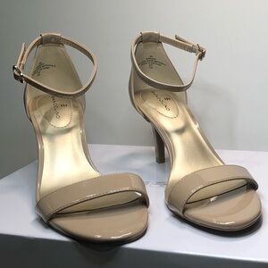 BANDOLINO Women’s Madia Heeled Sandals Ankle Strap Size 8M